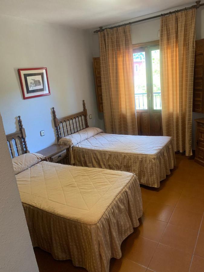 Hotel Restaurante Rio Cuervo Vega del Cadorno ภายนอก รูปภาพ
