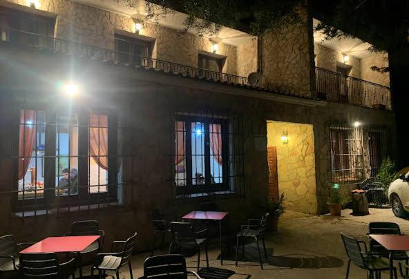 Hotel Restaurante Rio Cuervo Vega del Cadorno ภายนอก รูปภาพ