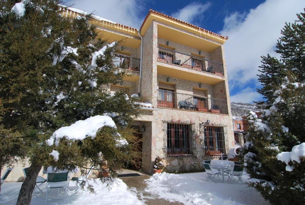 Hotel Restaurante Rio Cuervo Vega del Cadorno ภายนอก รูปภาพ