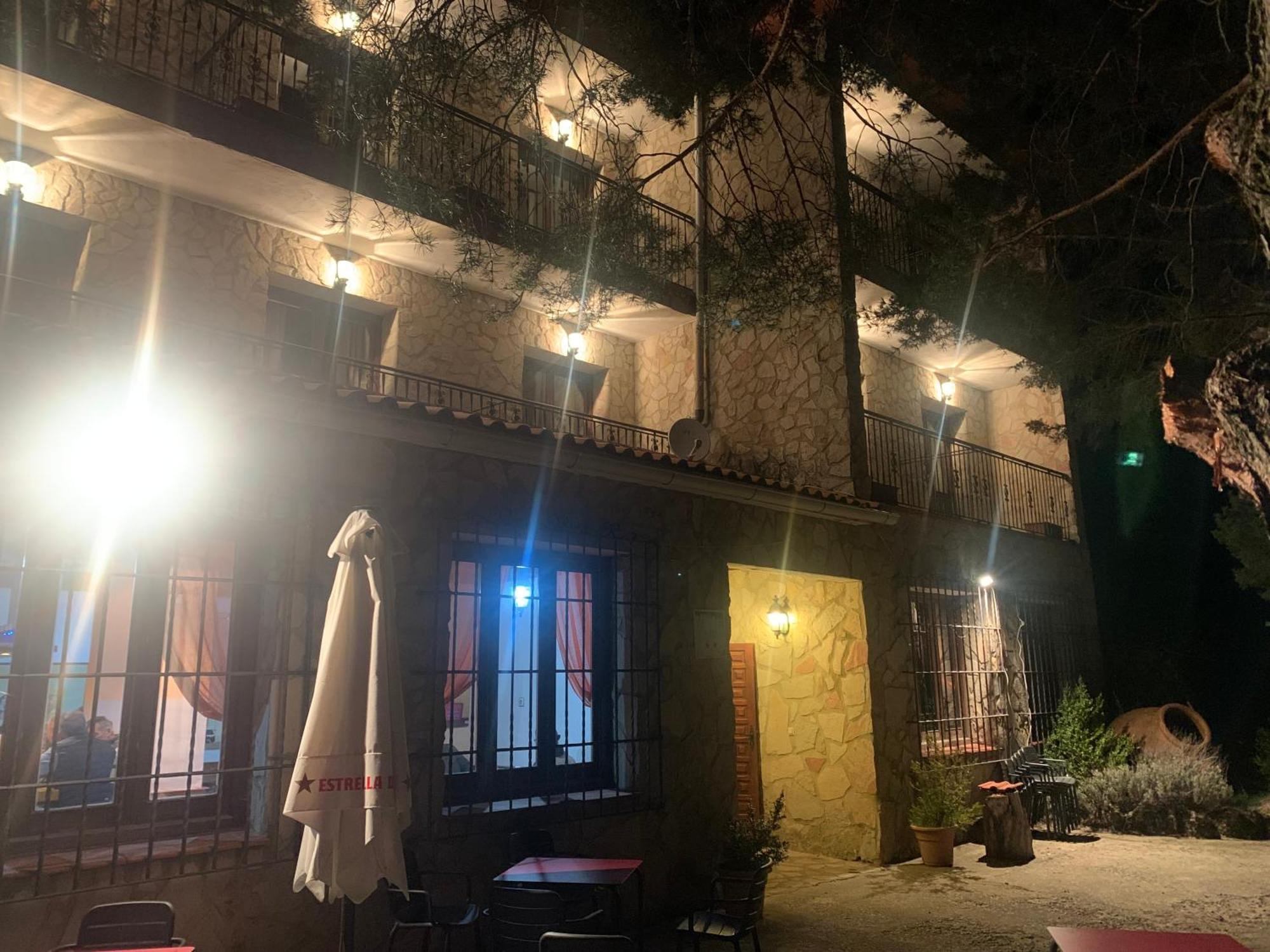 Hotel Restaurante Rio Cuervo Vega del Cadorno ภายนอก รูปภาพ