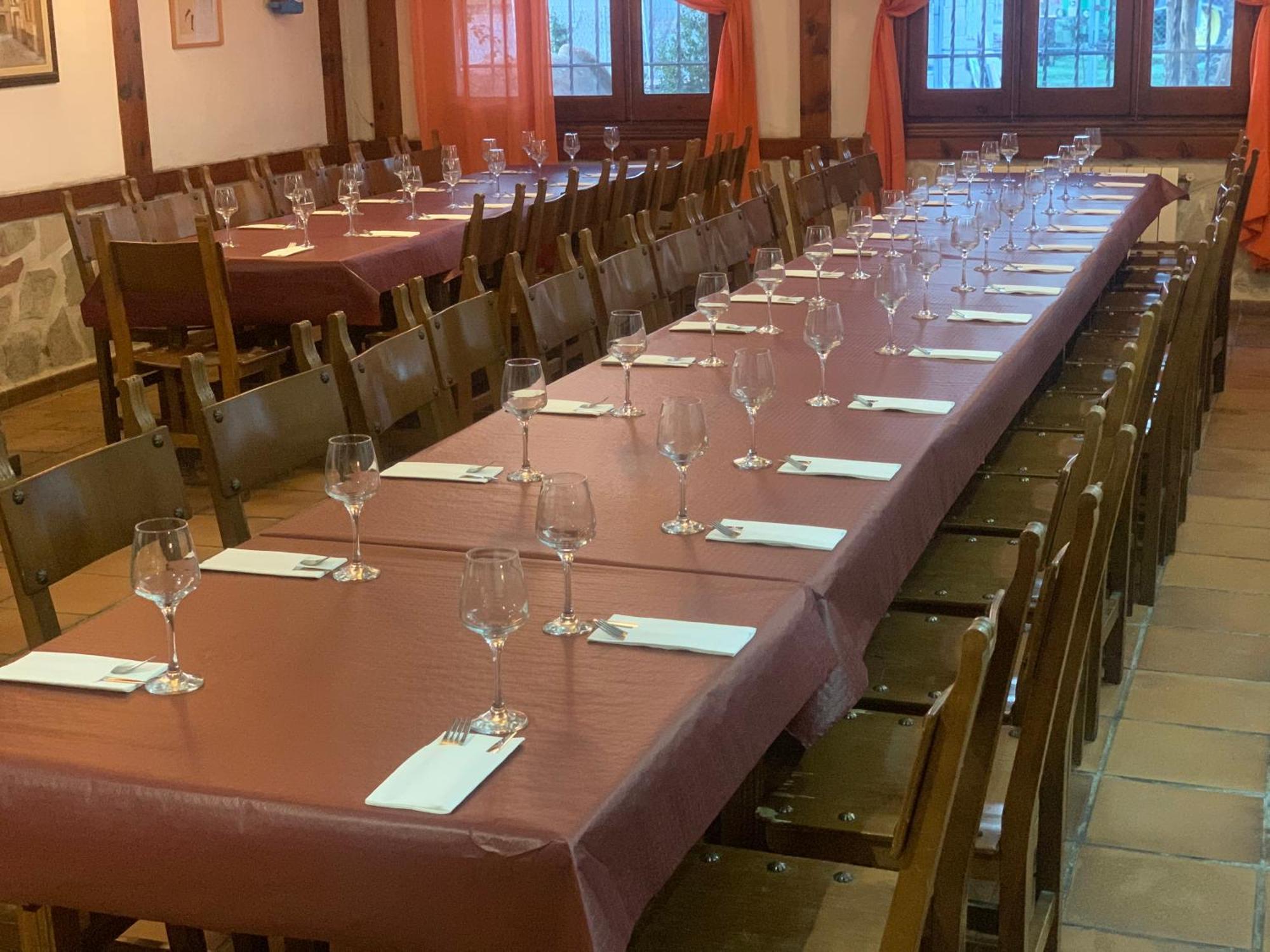 Hotel Restaurante Rio Cuervo Vega del Cadorno ภายนอก รูปภาพ