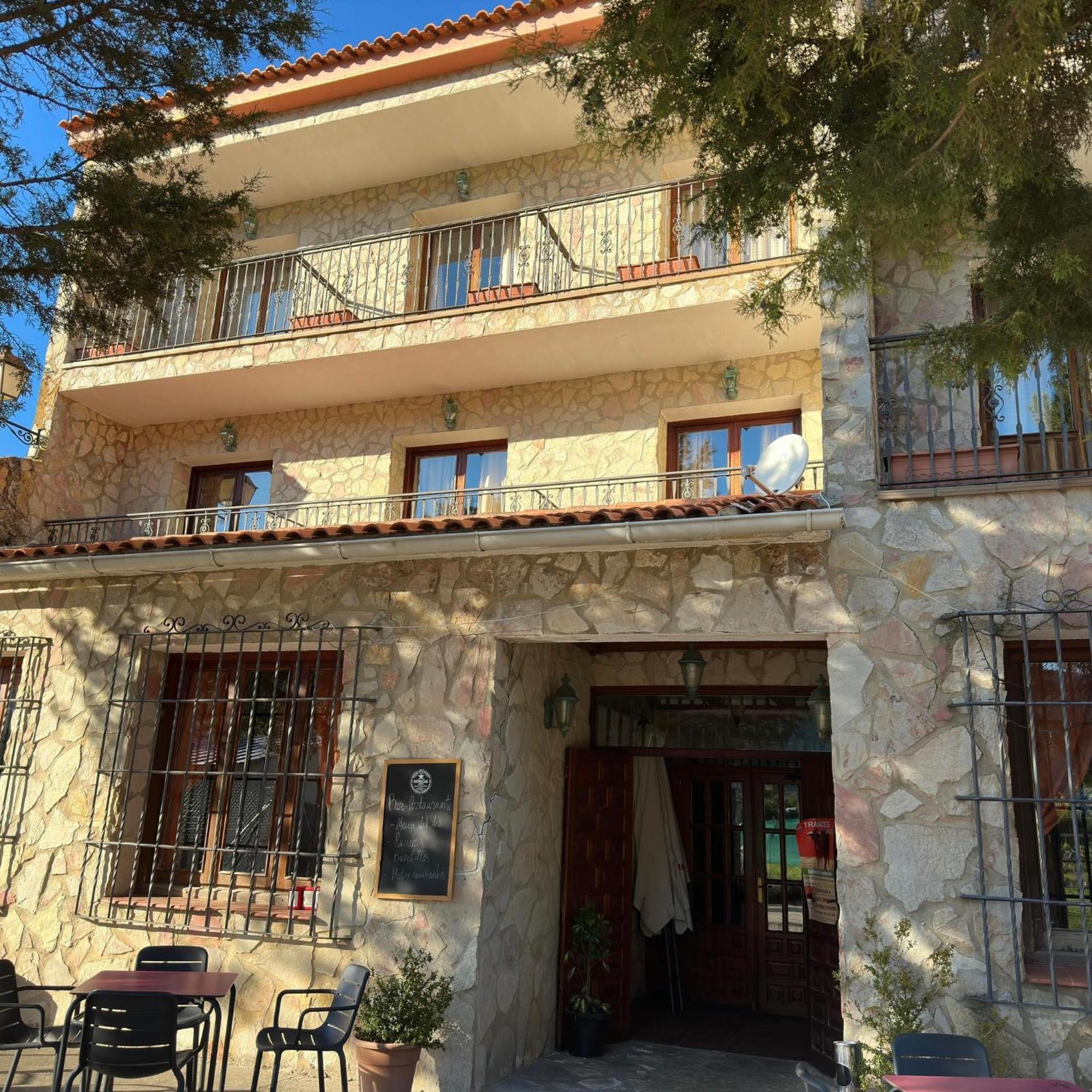 Hotel Restaurante Rio Cuervo Vega del Cadorno ภายนอก รูปภาพ
