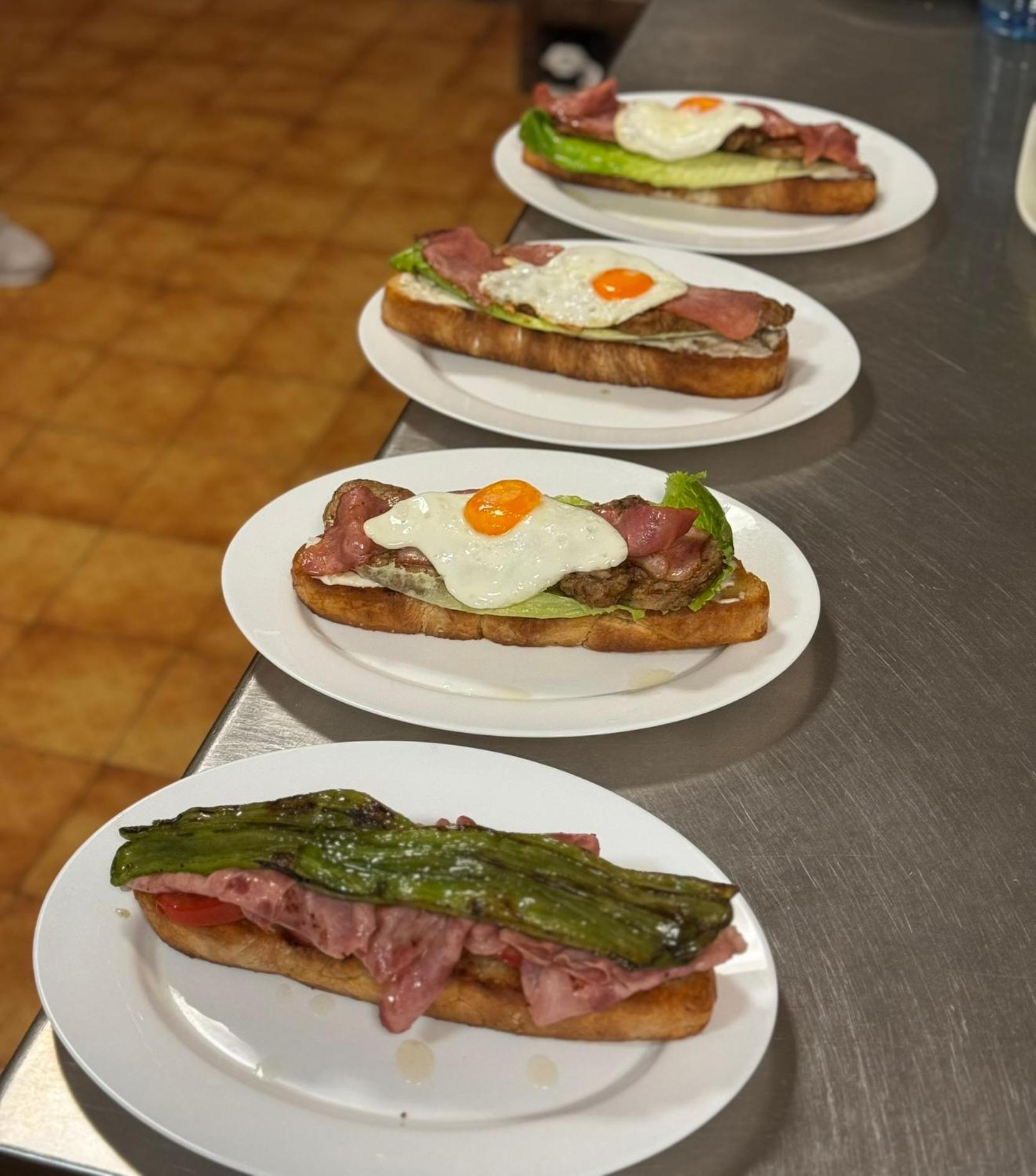 Hotel Restaurante Rio Cuervo Vega del Cadorno ภายนอก รูปภาพ