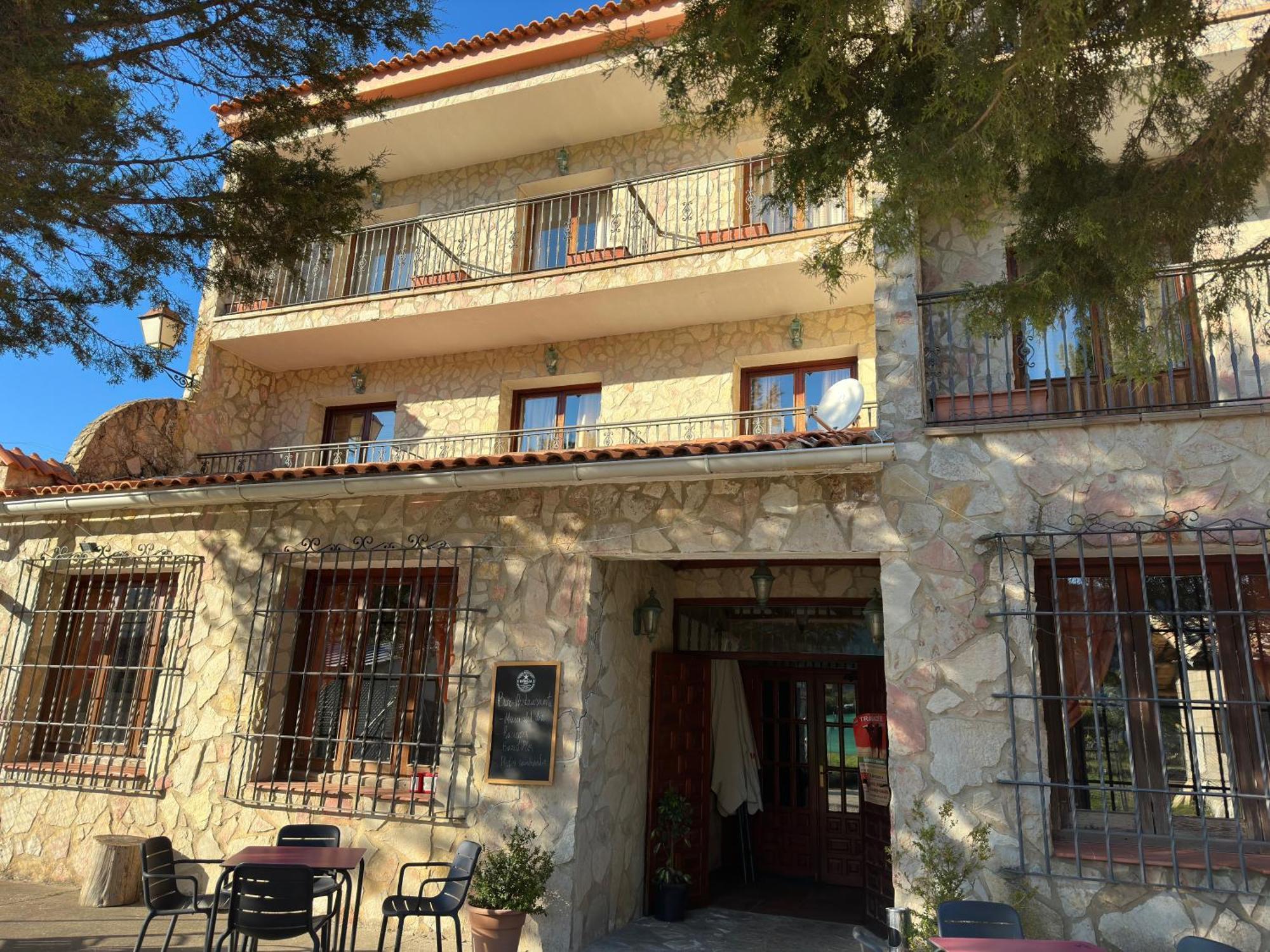 Hotel Restaurante Rio Cuervo Vega del Cadorno ภายนอก รูปภาพ