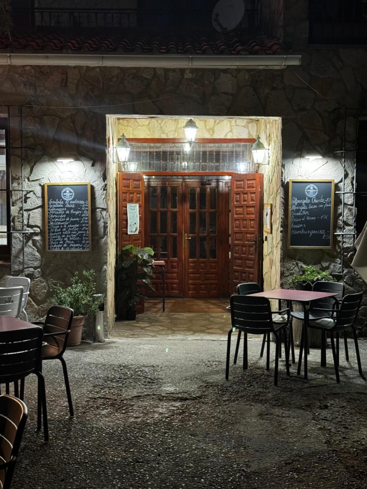 Hotel Restaurante Rio Cuervo Vega del Cadorno ภายนอก รูปภาพ