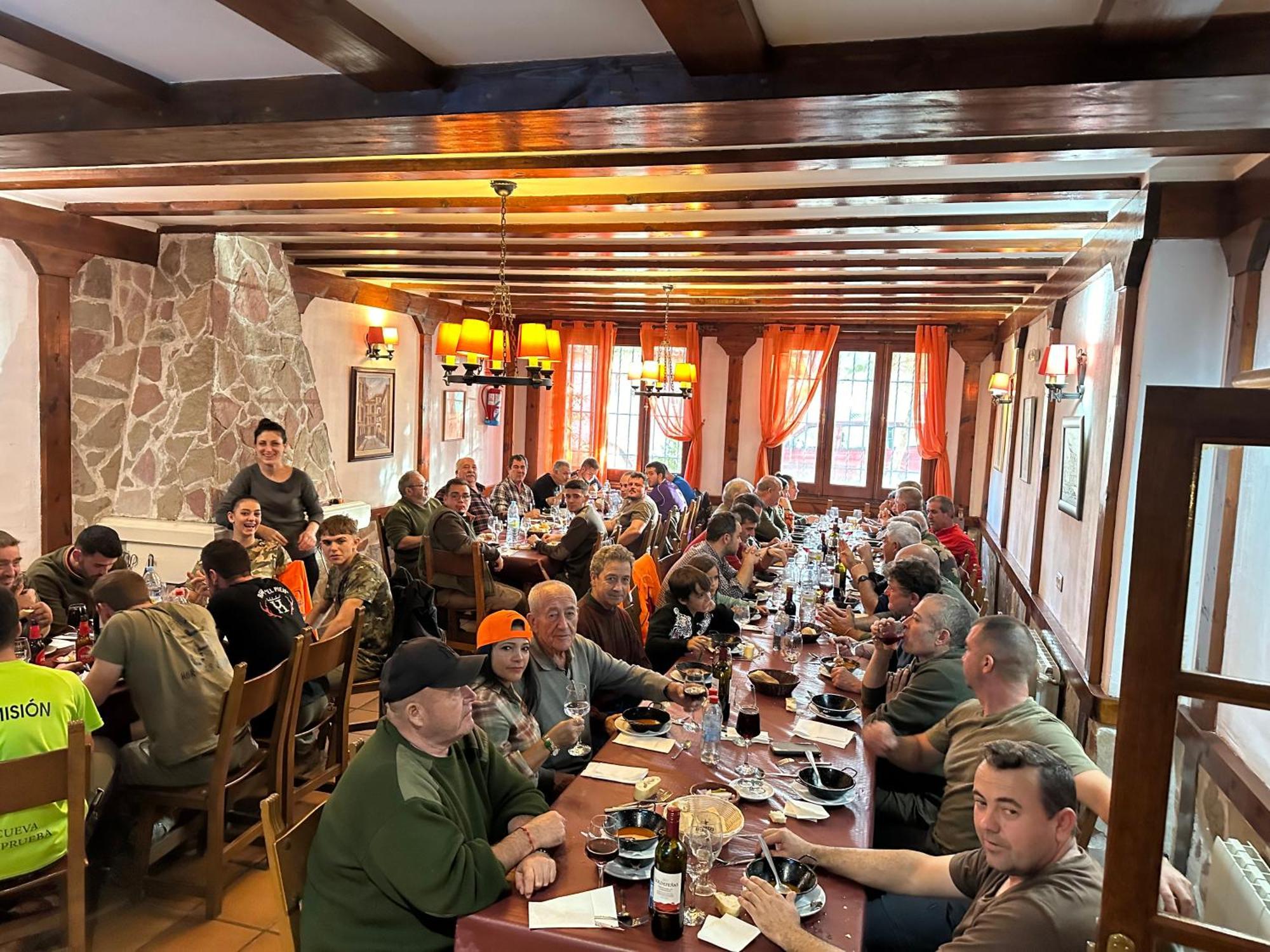Hotel Restaurante Rio Cuervo Vega del Cadorno ภายนอก รูปภาพ