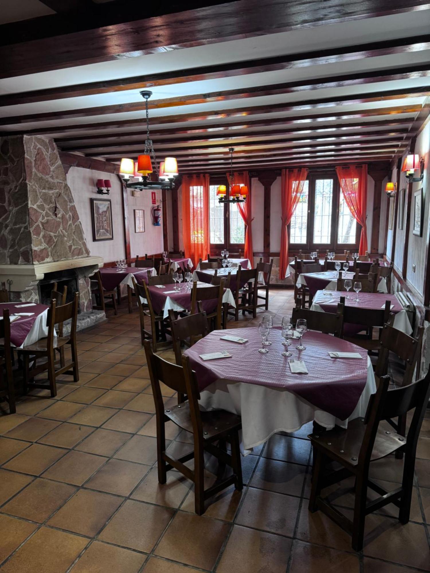 Hotel Restaurante Rio Cuervo Vega del Cadorno ภายนอก รูปภาพ