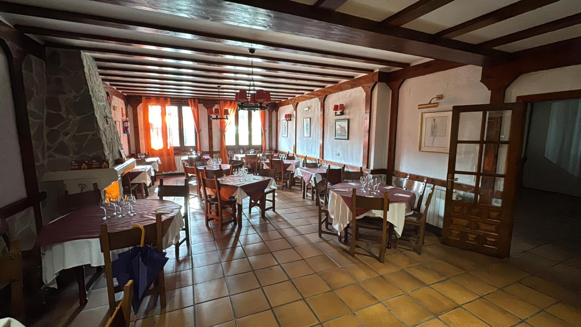 Hotel Restaurante Rio Cuervo Vega del Cadorno ภายนอก รูปภาพ