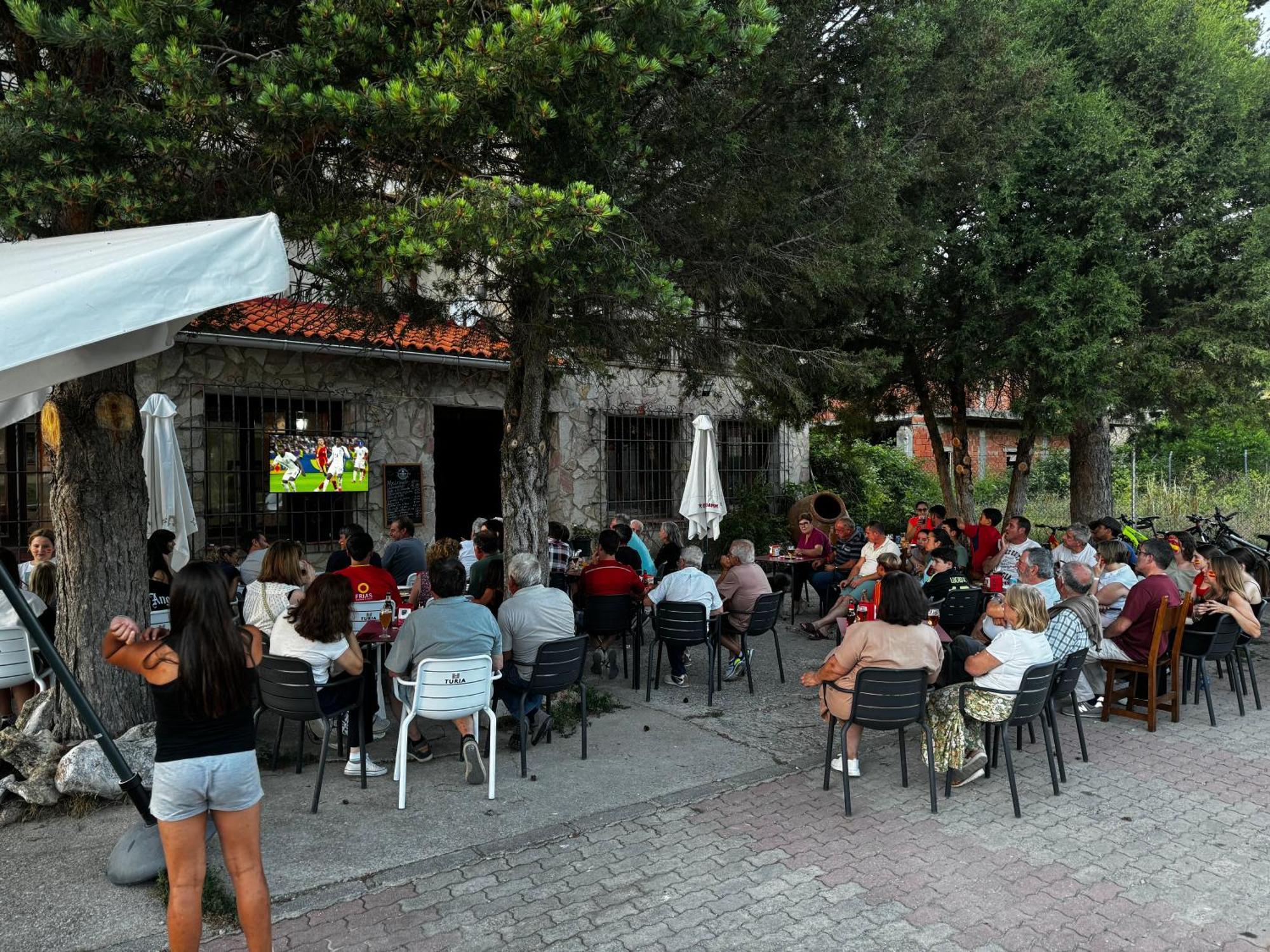 Hotel Restaurante Rio Cuervo Vega del Cadorno ภายนอก รูปภาพ